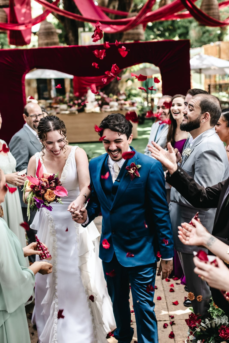 Casal celebrando com convidados