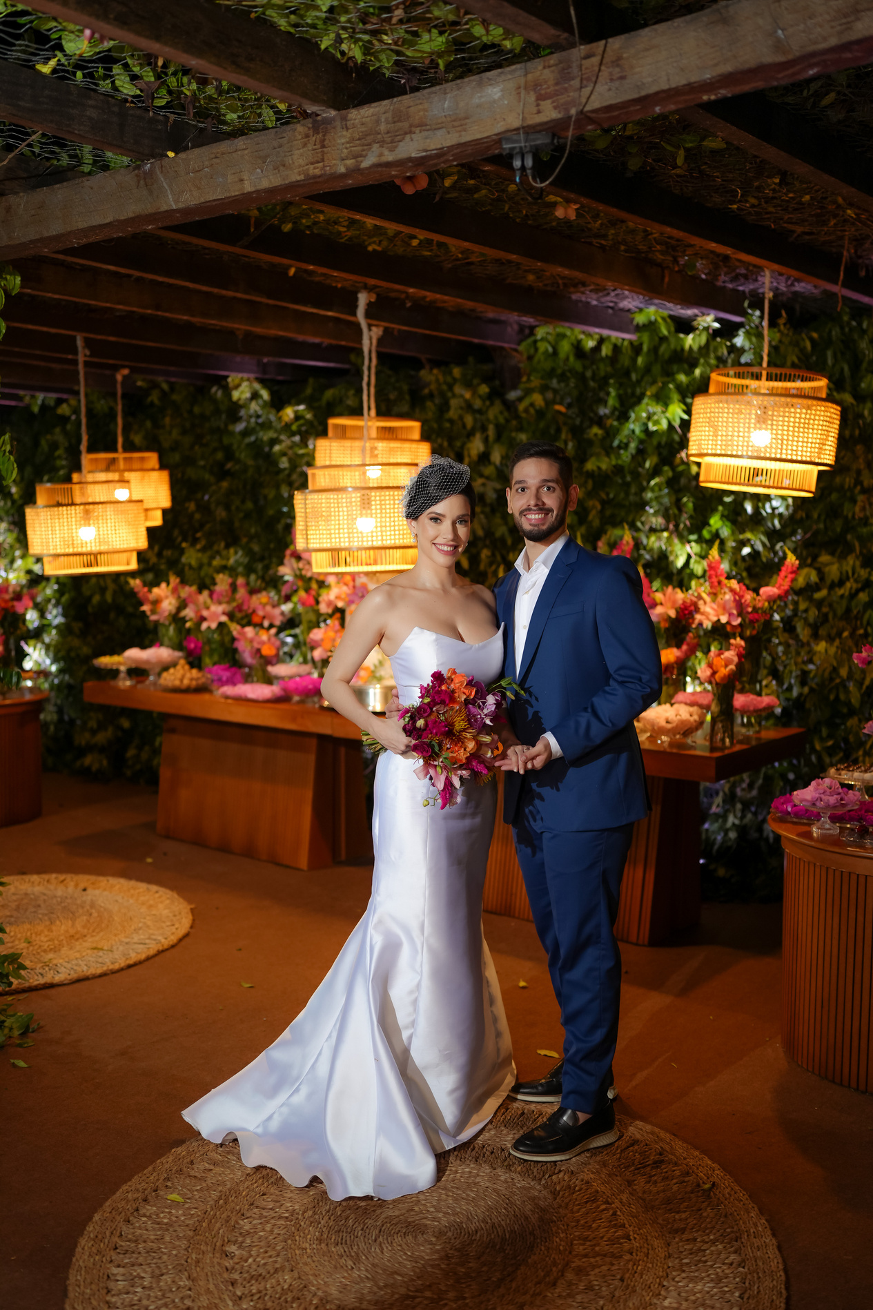 Casal junto à decoração da celebração
