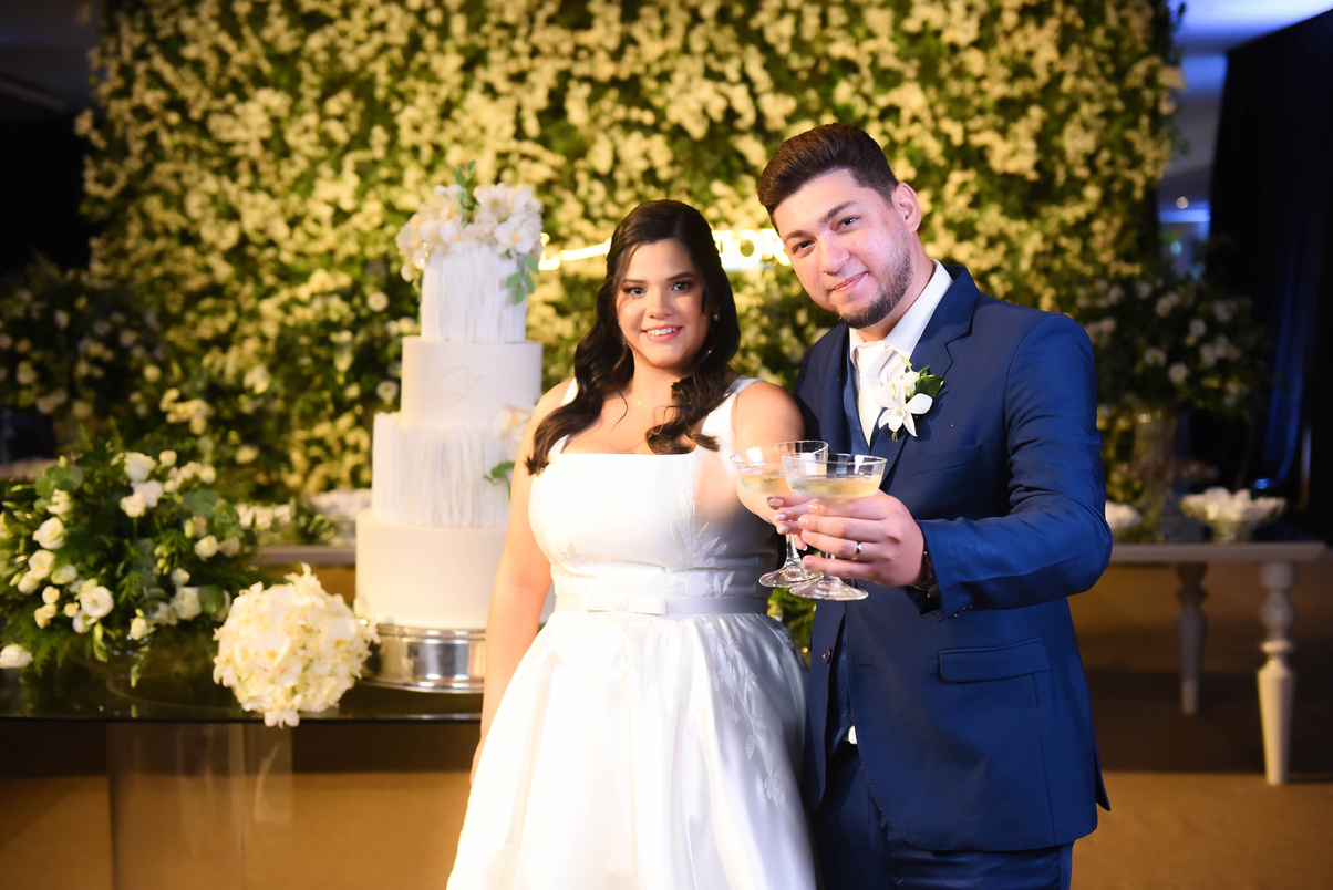 Casal sorrindo durante a celebração