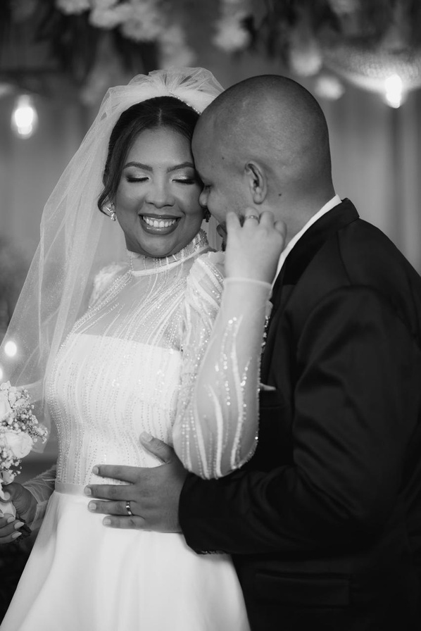 Casal abraçado em fotografia em preto e branco