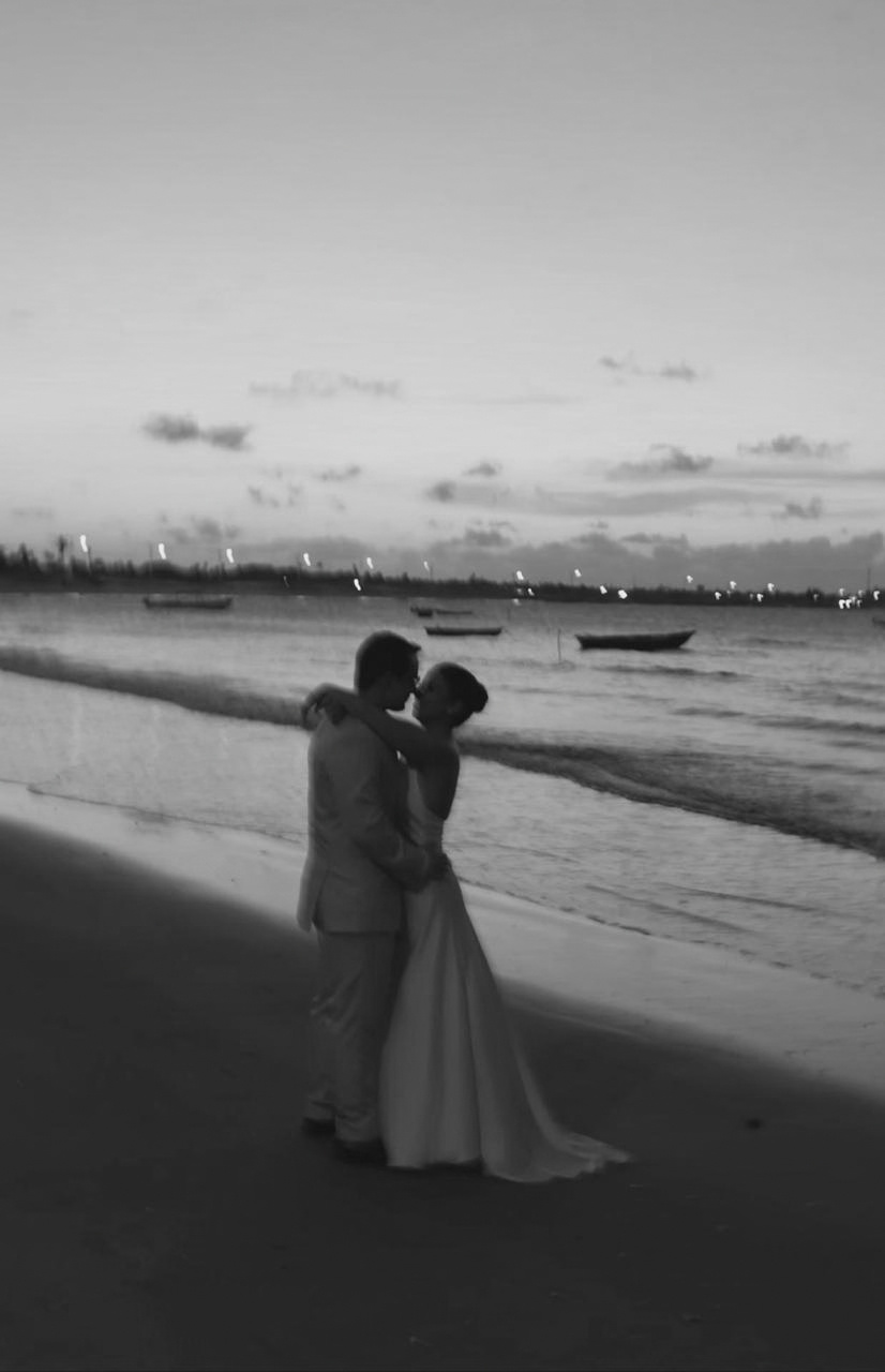 Casal de noivos junto ao mar