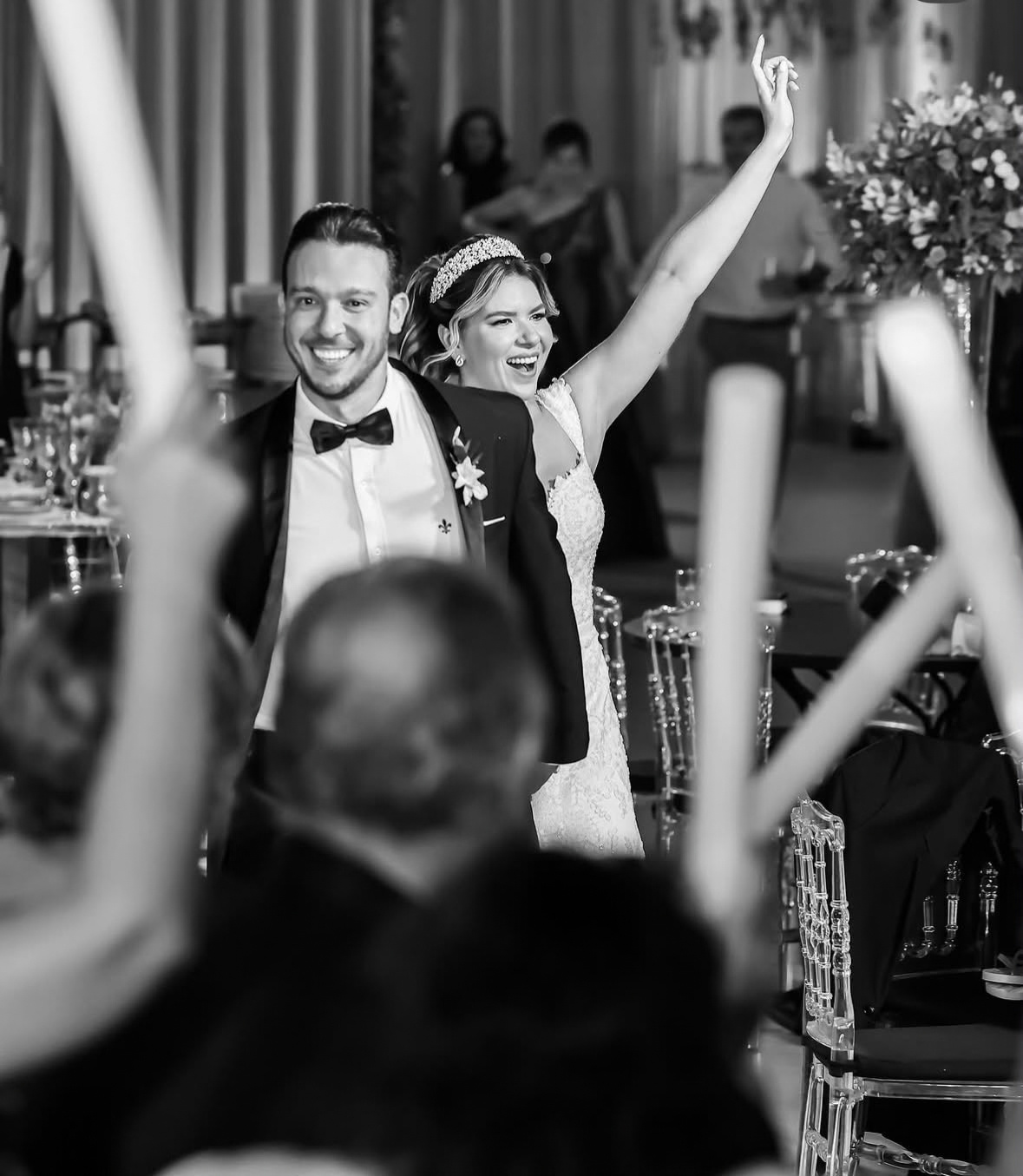 Casal festejando com convidados