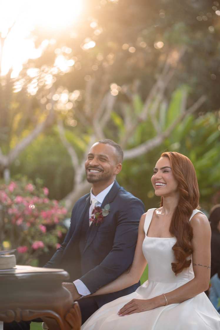 Casal em cerimônia ao ar livre