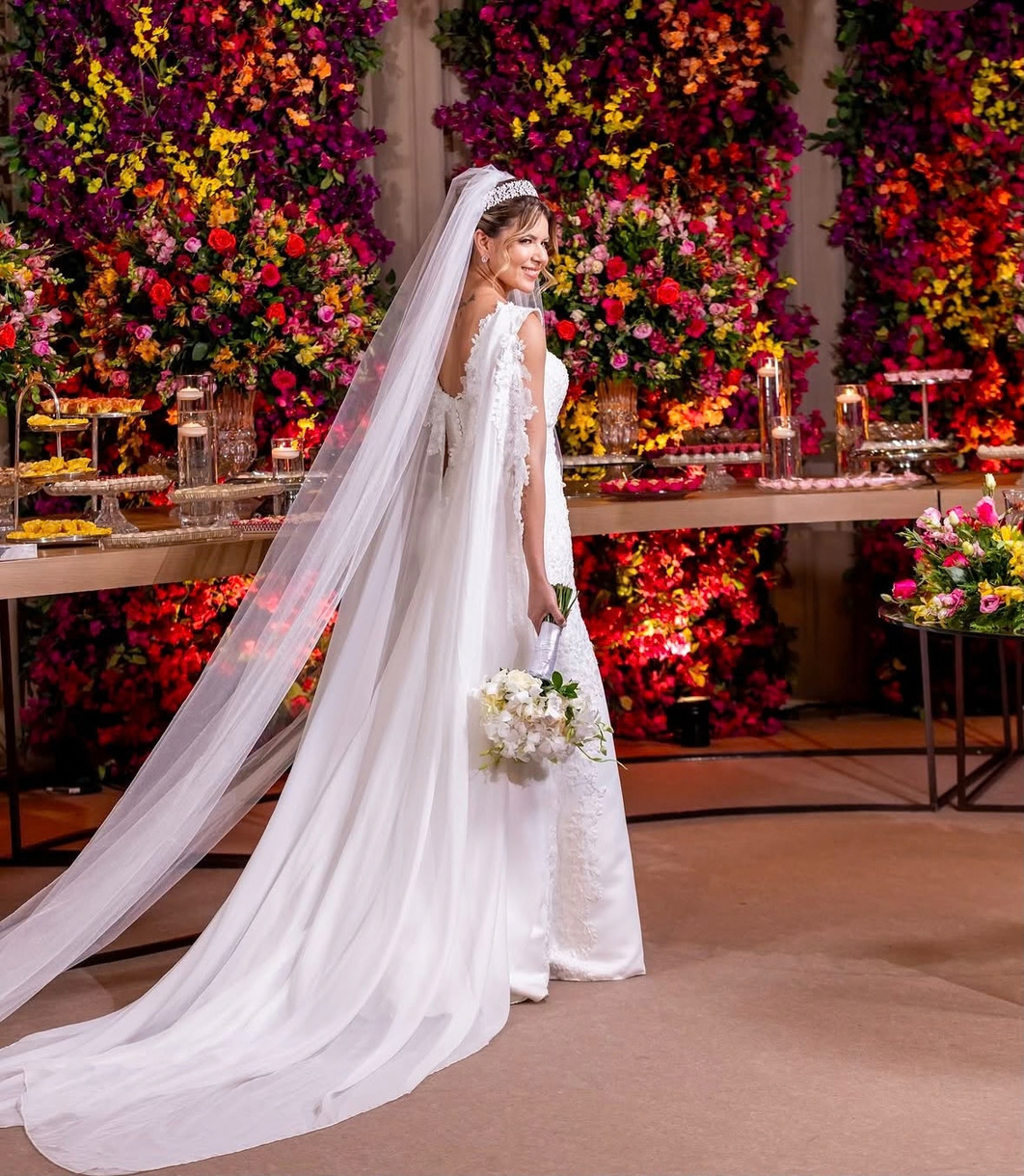Noiva diante de uma decoração floral